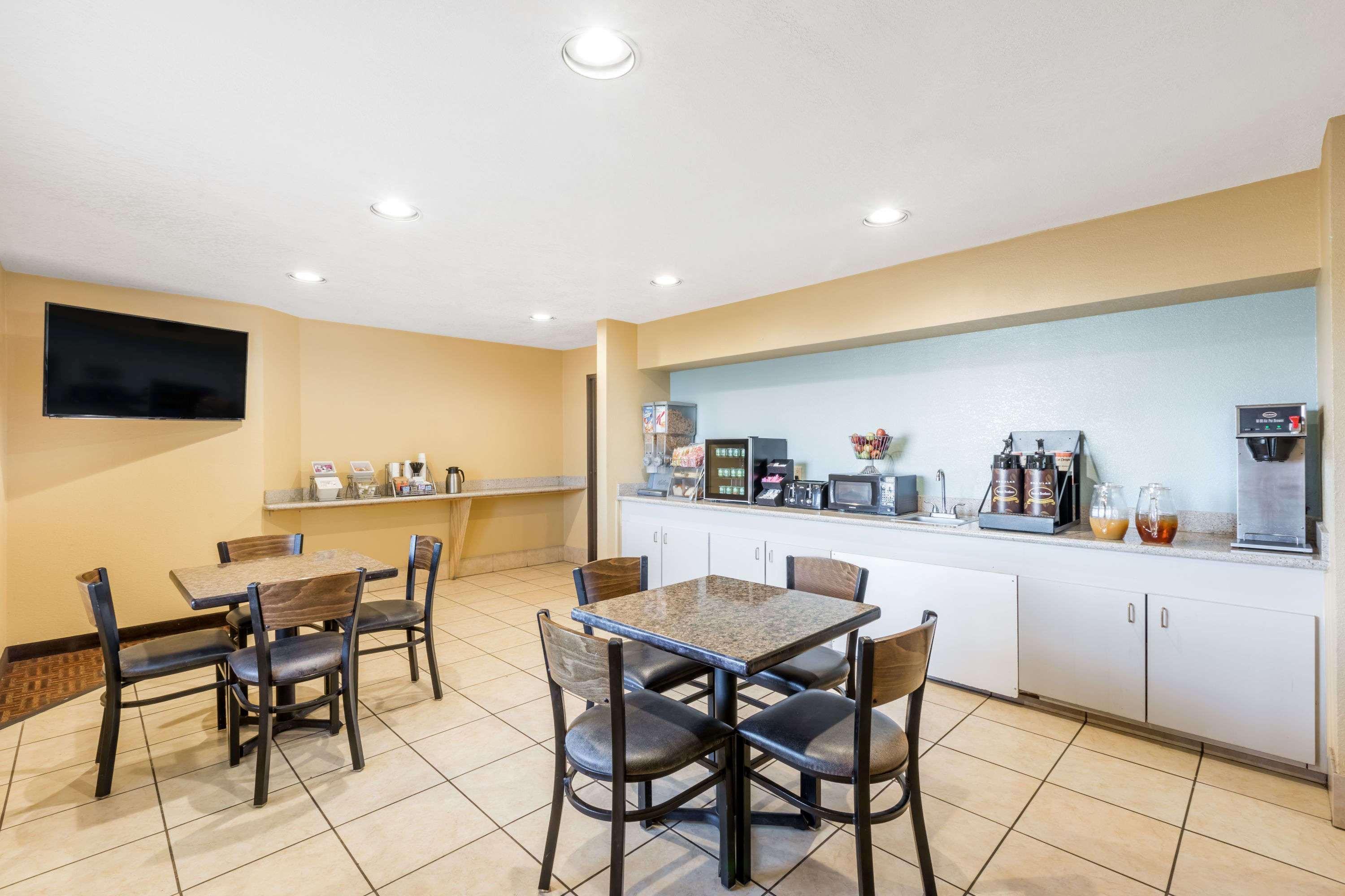 Motel Super 8 By Wyndham Midland Exteriér fotografie