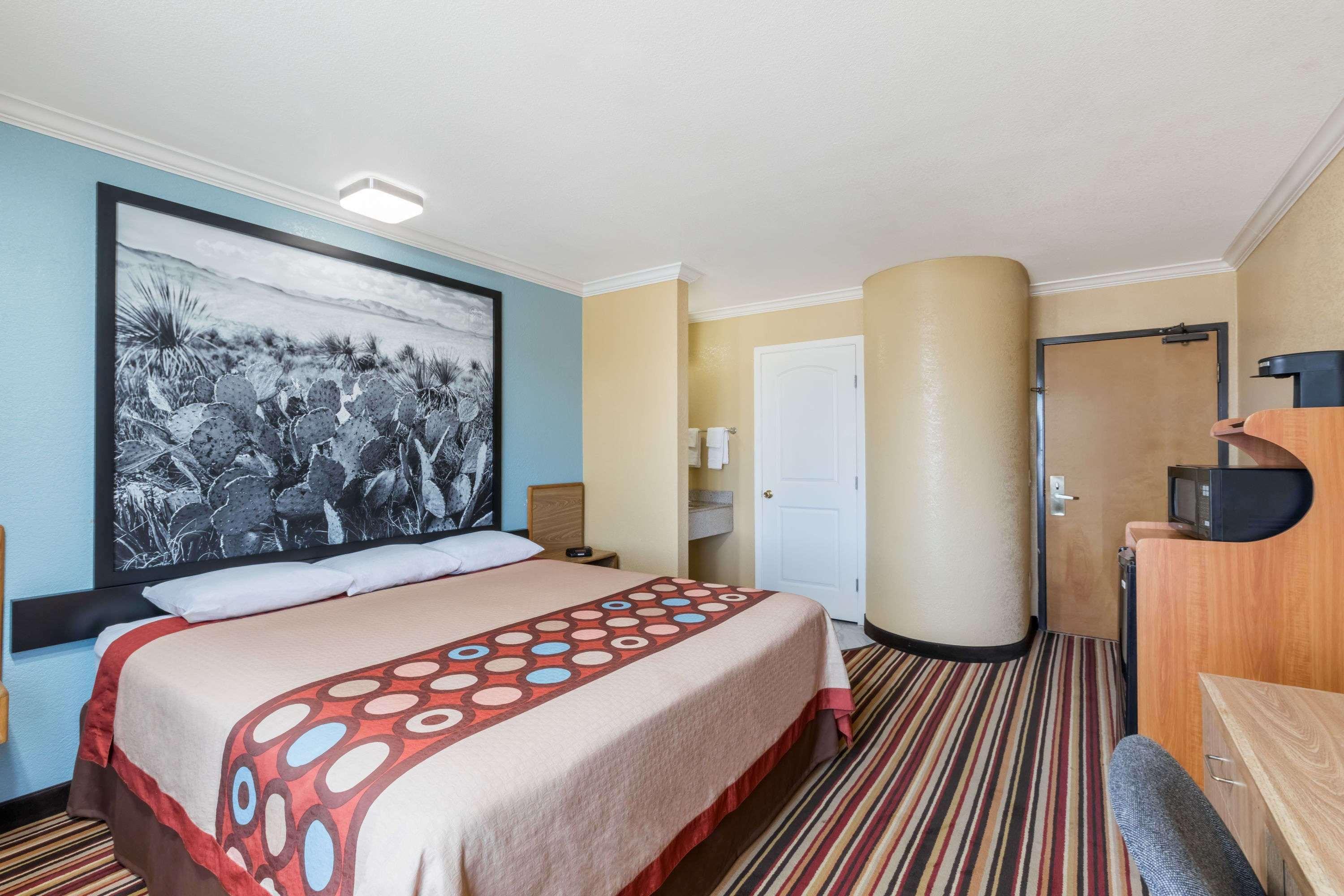 Motel Super 8 By Wyndham Midland Exteriér fotografie