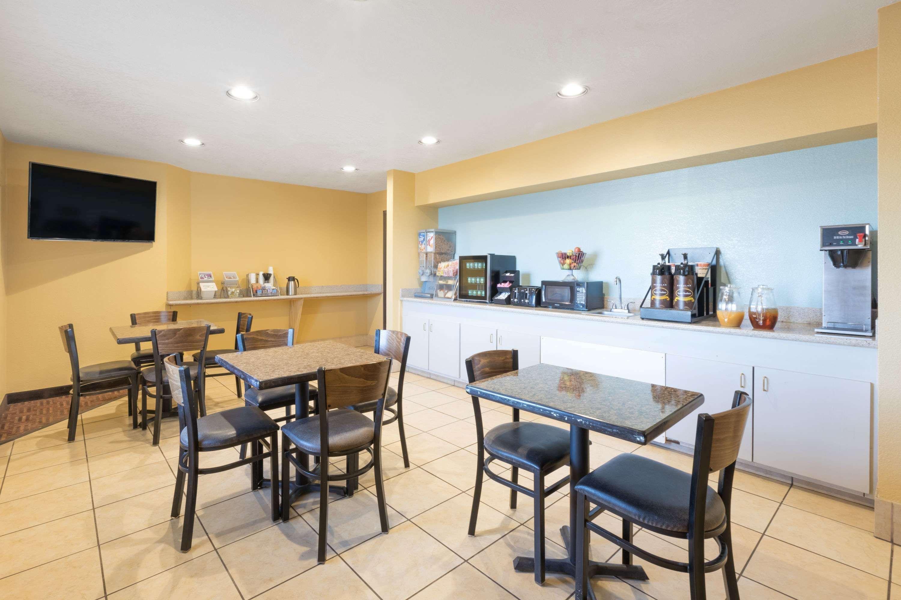 Motel Super 8 By Wyndham Midland Exteriér fotografie