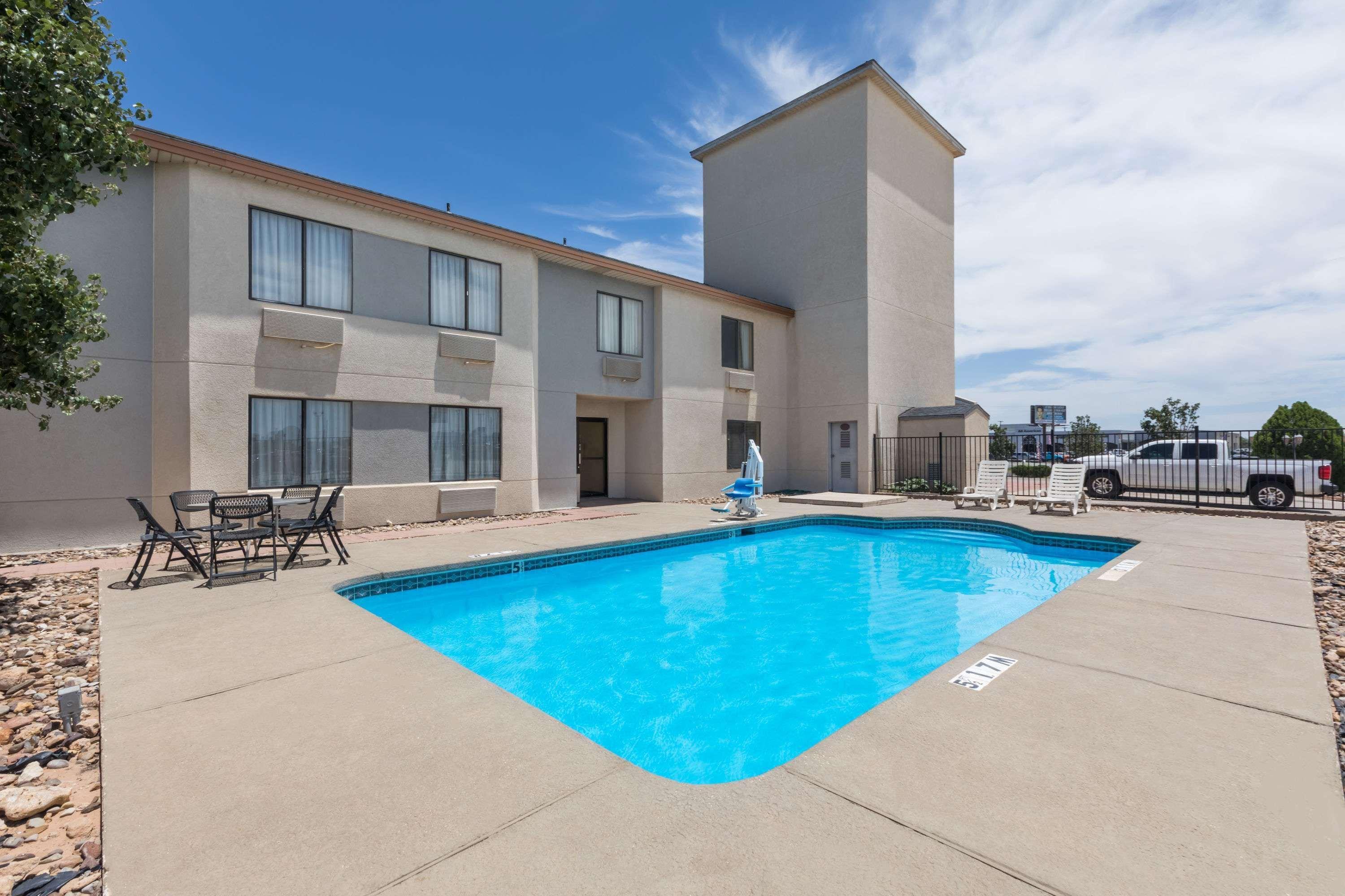 Motel Super 8 By Wyndham Midland Exteriér fotografie